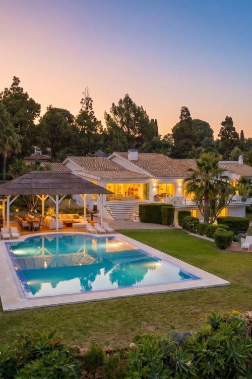 Elegante Villa Mediterránea en la Prestigiosa Hacienda Las Chapas, Marbella, con Licencia Turística en Vigor