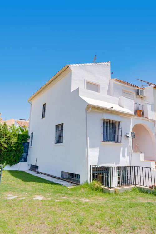 Renovatieproject – Hoekwoning met drie slaapkamers en grote privétuin in Nueva Atalaya, Estepona