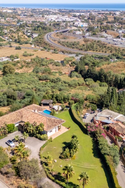 Villa for sale in Puerto del Almendro, Benahavis