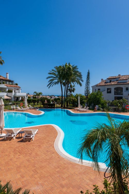 Excellent 3 bedrooms south-facing apartment with partial sea views in the prestigious Monte Paraíso Country Club.
