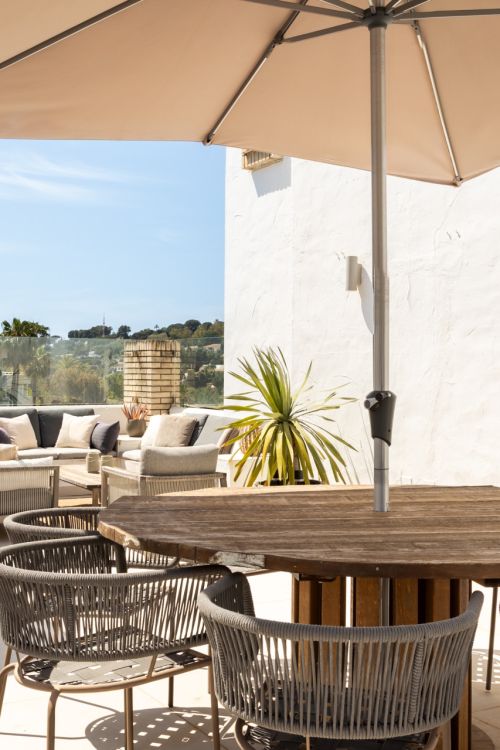 Charming and private duplex apartment located in the heart of Nueva Andalucía’s prestigious Golf Valley
