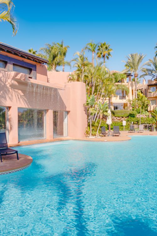Mooi, twee slaapkamers, op het zuiden gelegen begane grond appartement in de prestigieuze Mansion Club Marbella