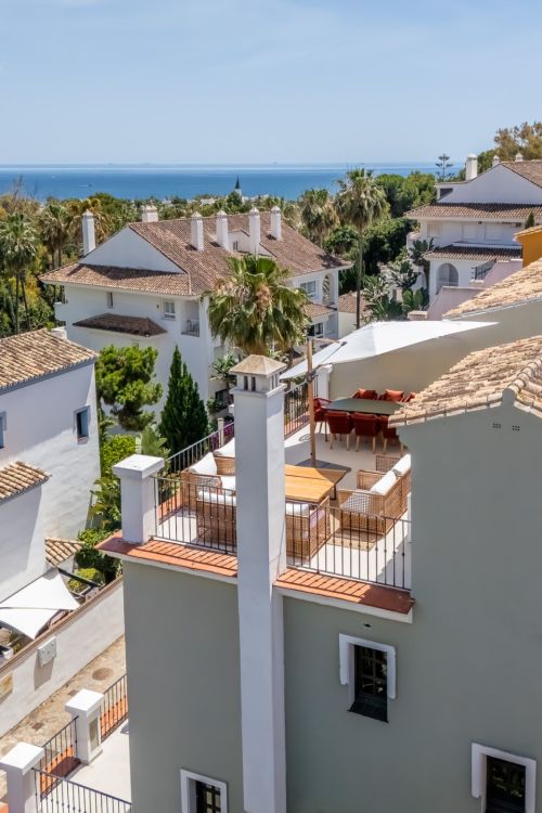 Elegante casa adosada en primera línea de playa en la Milla de Oro de Marbella.