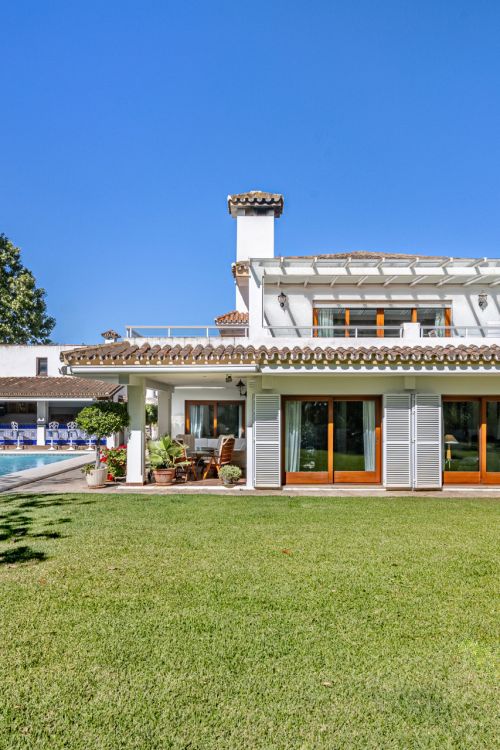 Villa Exclusiva a 100 Metros de la Playa en Cancelada | Parcela de 1.983 m² | Nueva Milla de Oro, Estepona