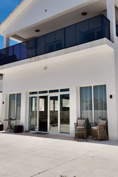 Elegante Villa de cuatro dormitorios con vistas a la montaña en Nueva Andalucía, Marbella