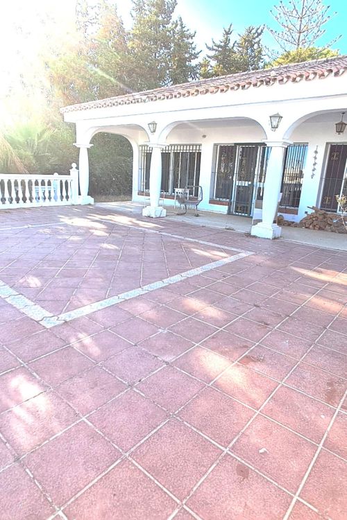 RENOVATION OPPORTUNITY IN EL PARAISO