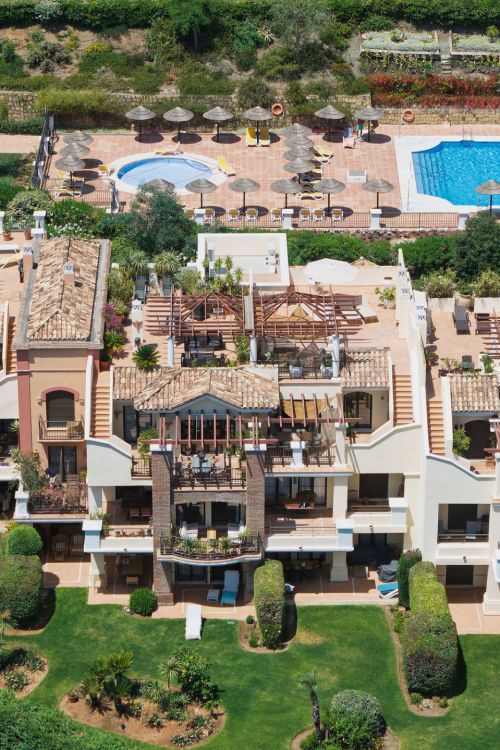 Welcome to this beautifully renovated penthouse offering bright, contemporary living in a tranquil Andalusian urbanization!