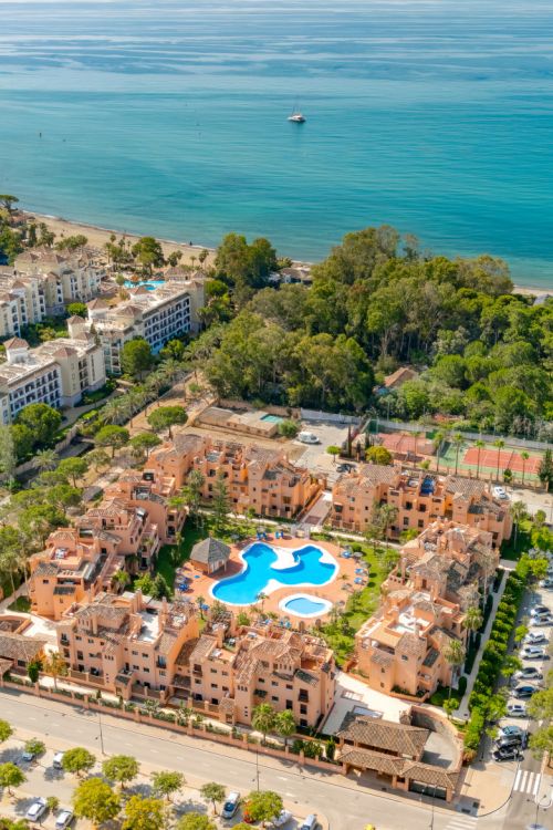 Impresionante orientada al sur, cuatro dormitorios, ático dúplex, situado en una comunidad de Estepona