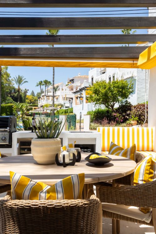 A fully renovated 3-bedroom apartment in iconic Aldea Blanca, rebuilt to Scandinavian standards with premium finishes and two south-west terraces, steps from Puerto Banús.