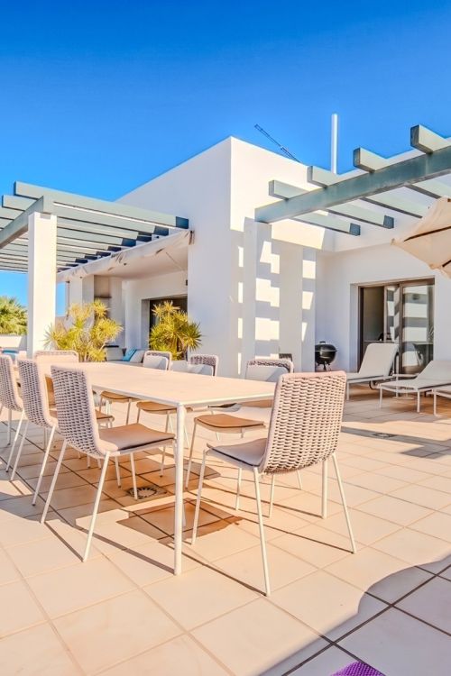 Ático en primera línea de golf con vistas panorámicas en Las Terrazas de Cortesín, Finca Cortesin, que cuenta con 3 dormitorios, amplias terrazas y seguridad del resort.