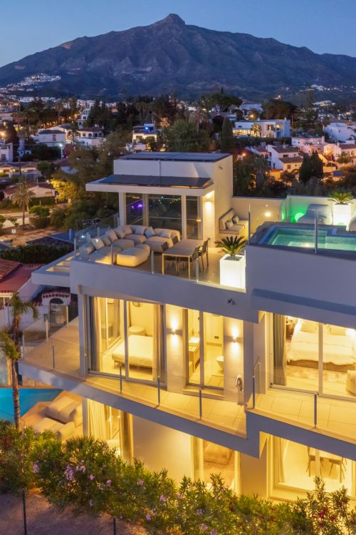 Contemporary Villa with Panoramic Views in Nueva Andalucía