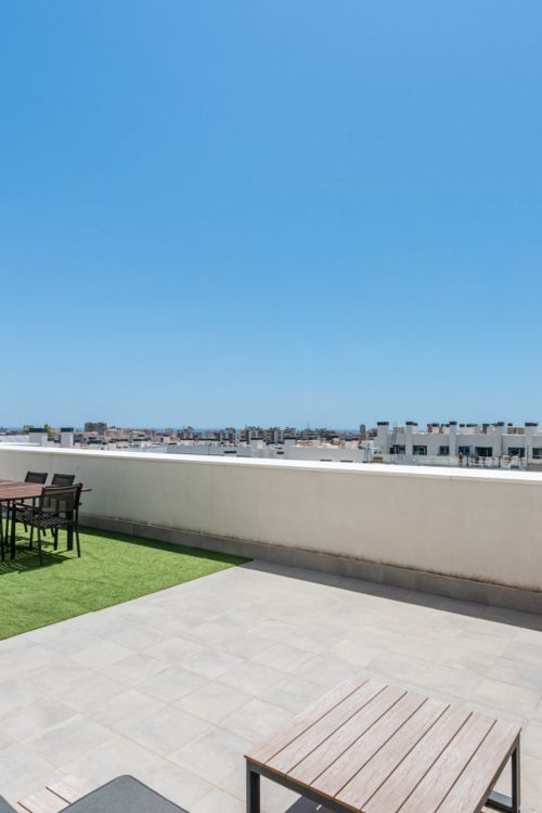 Este moderno ático de 3 dormitorios y 2 baños se encuentra en una promoción de reciente construcción (2023) en la prestigiosa zona de Las Lagunas, Mijas Costa.