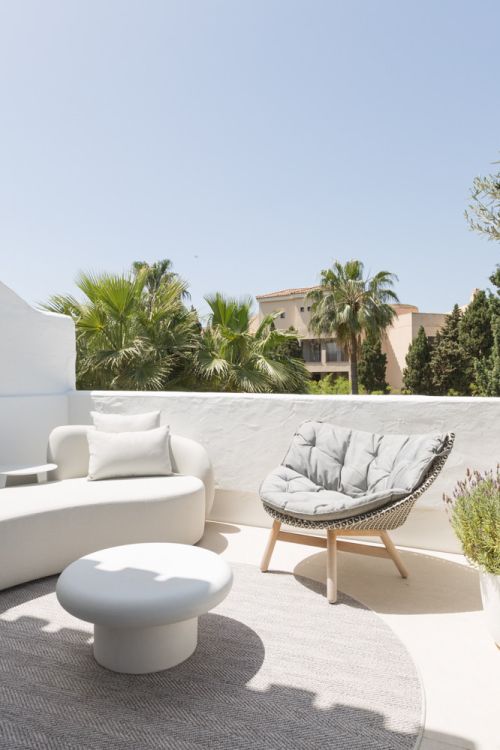 Dúplex totalmente reformado en segunda línea de playa en Puerto Banús