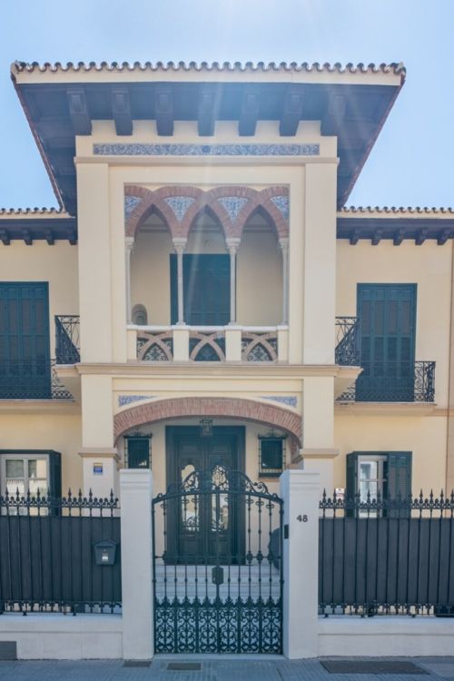 Exclusivo dúplex de lujo en palacete histórico del Paseo de Sancha Descubra una vivienda única en Málaga: un espectacular dúplex de lujo, completamente reformado, situado en un majestuoso palacete de principios del siglo XX diseñado por el reconocido arqu