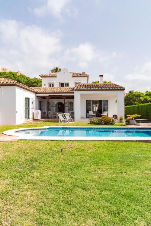 Villa en venta en Elviria, Marbella Este