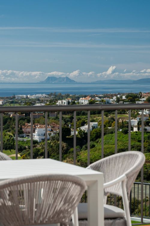 Ático dúplex de lujo con vistas panorámicas al mar en Paraíso Pueblo