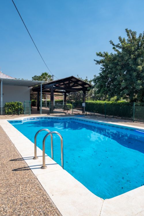 Descubre esta excepcional propiedad situada en un entorno natural privilegiado, a tan solo unos minutos del núcleo urbano de Estación de Cártama. Una oportunidad única tanto para disfrutar de una vivienda rodeada de naturaleza como para invertir en un neg