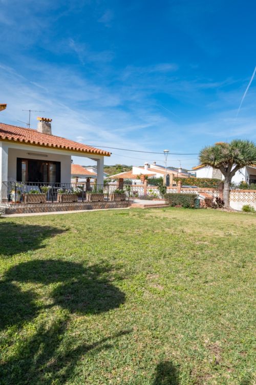 Vivir frente al mar: amplitud, luz y un terreno con infinitas posibilidades Descubre esta luminosa vivienda de 4 dormitorios y 3 baños independientes, ubicada en una posición privilegiada justo frente a la playa. Con 135 m² construidos con posibilidad de