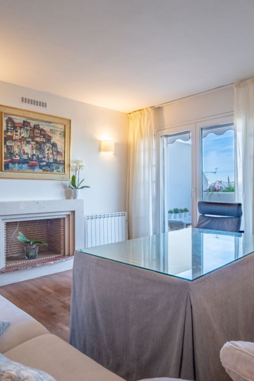 Te presentamos este magnífico chalet adosado de 353 m² construidos, ubicado en una de las zonas residenciales más demandadas de Parque Clavero, dentro de un recinto cerrado con jardines y piscina comunitaria, perfecto para disfrutar de un entorno tranquil