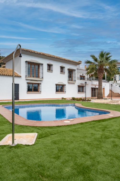 Exclusiva Villa en Pinares de San Antón con vistas Panorámicas al Mar.