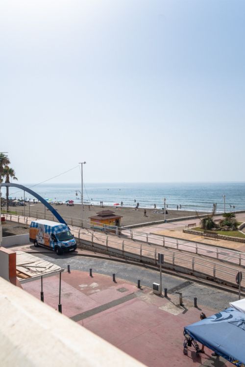En el corazón de El Palo, una de las zonas más auténticas y demandadas de Málaga, se encuentra esta propiedad única que respira el encanto marinero de la ciudad. Rodeada de chiringuitos tradicionales y un estilo de vida relajado junto al mar.