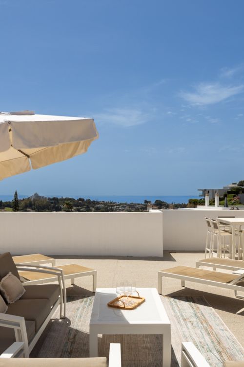 Espectacular ático de 2 dormitorios en Paraiso Pueblo, Benahavís, con vistas al mar, gran solárium, licencia turística y opción de 3 dormitorios.