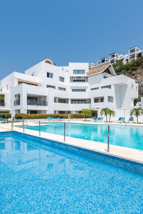 ¡Elegante apartamento con jardín y vistas al Hotel Villa Padierna, al campo de golf y al mar!