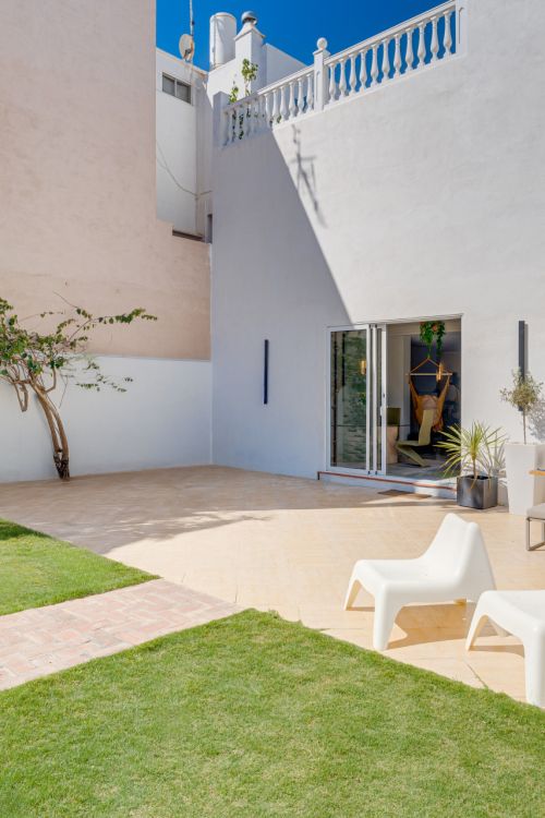 Unieke vijf slaapkamer herenhuis met dakterras & uitstekende verhuurmogelijkheden in Cancelada, Estepona