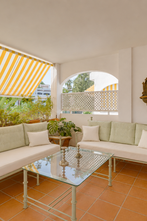 Bright and spacious three-bedroom ground floor apartment located in the highly sought-after Golden Beach urbanisation in Elviria