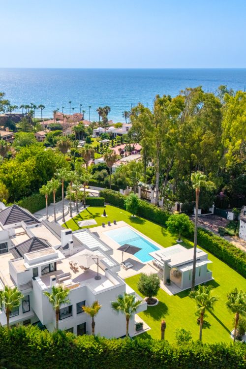 Elegant Luxury Villa next to the beach in Guadalmina Baja with exceptional privacy and contemporary design