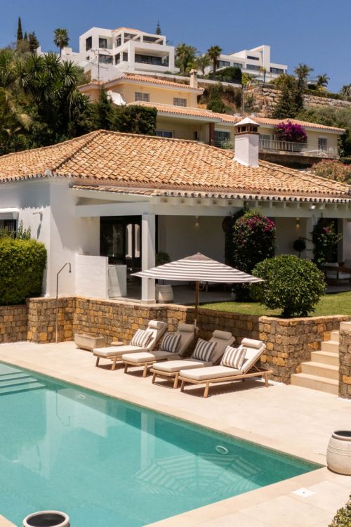 Frontline golf villa in El Paraíso with 4 bedrooms, heated saltwater pool, south-facing plot and mountain views