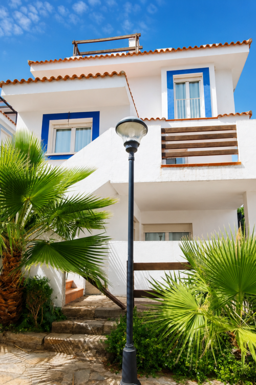 ¡Luminosa Casa Adosada de 6 Dormitorios con Vistas al Mar y Piscina Comunitaria!