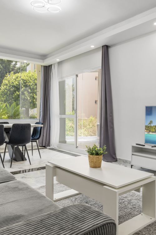 Elegant Ground Floor Apartment with Private Garden in Bahía de Marbella