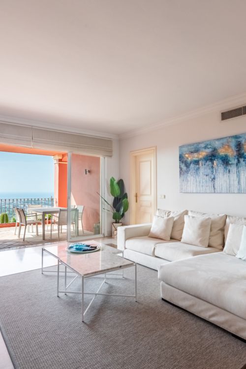 Vistas Panorámicas al Mar y Extraordinario Potencial – Amplio Apartamento en Monte Halcones a Precio de Venta