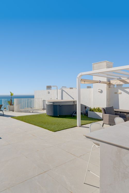 Impresionante ático dúplex con orientación sur en el exclusivo complejo residencial Med Two, El Higuerón - Fuengirola