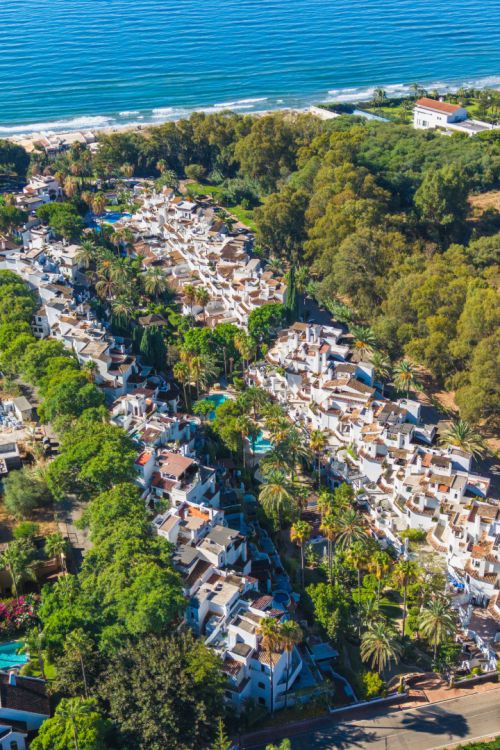 Encantador apartamento con orientación sureste, de tres dormitorios, situado en la urbanización de Golden Beach de Elviria