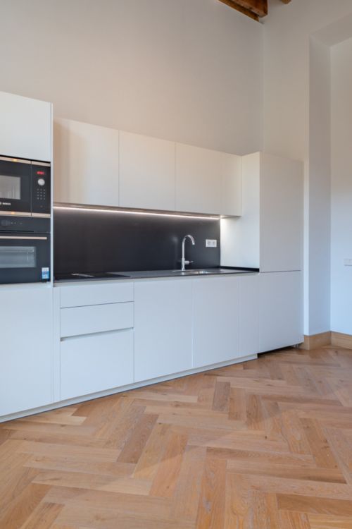 Presentamos un exclusivo apartamento tipo estudio con un baño completo, situado en una de las promociones más distinguidas de Málaga.