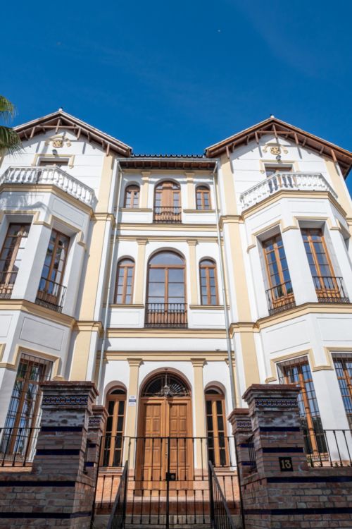 Presentamos un exclusivo apartamento de un dormitorio, un baño y un aseo, situado en una de las promociones más distinguidas de Málaga.