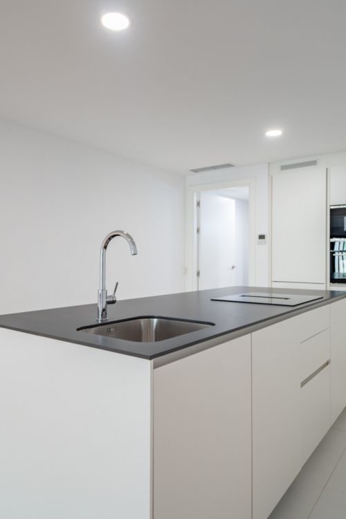 Presentamos un exclusivo apartamento de un dormitorio, un baño y un aseo, situado en una de las promociones más distinguidas de Málaga.