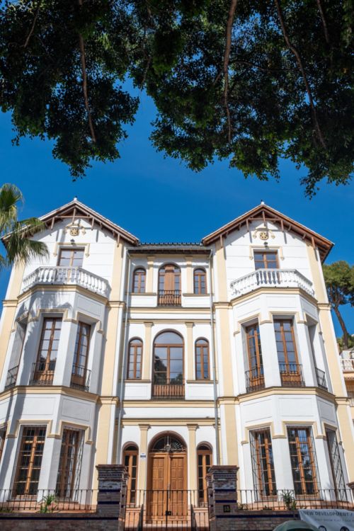 Presentamos un exclusivo apartamento de dos dormitorios, un baño y un aseo, situado en una de las promociones más distinguidas de Málaga.