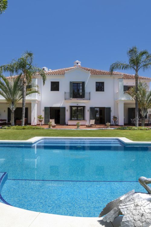 Villa exclusiva en parcela llana de 3.000 m², con absoluta privacidad, vistas al mar, jardín maduro con frutales, piscina, amplias terrazas y vivienda completamente renovada. Excelente ubicación, equipamiento y capacidad de aparcamiento.