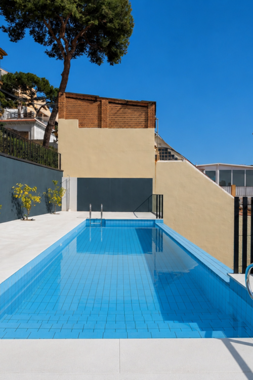 Presentamos un exclusivo apartamento de dos dormitorios, un baño y un aseo, situado en una de las promociones más distinguidas de Málaga.