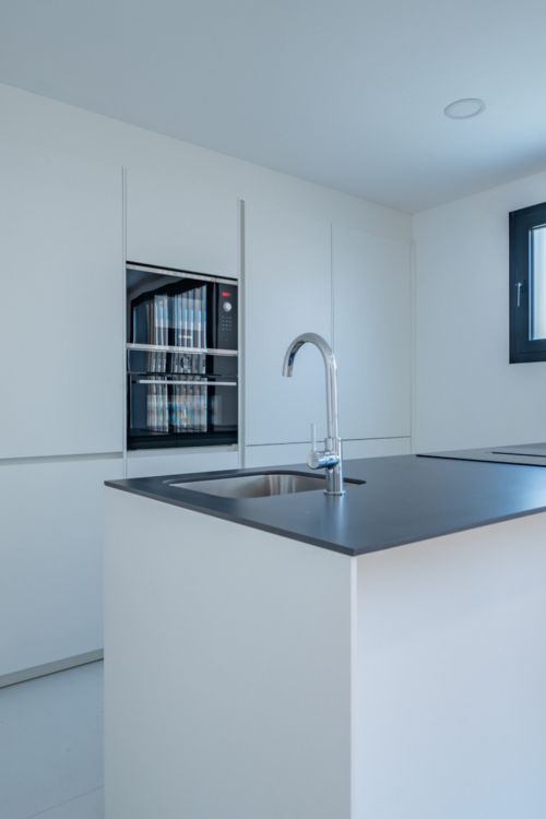 Presentamos un exclusivo apartamento de un dormitorio, un baño y un aseo, situado en una de las promociones más distinguidas de Málaga.