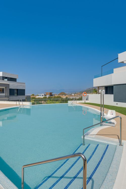 Apartamento de tres dormitorios en la comunidad cerrada de Medblue, en Altos de los Monteros