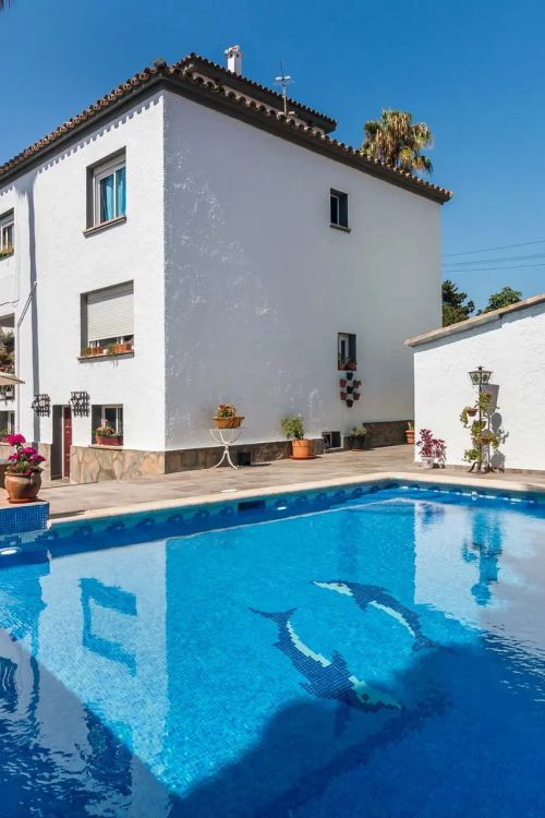 UNIQUE OPPORTUNITY! IDEAL FOR INVESTORS OR LARGE FAMILIES! House with a tourist rental license! Just 30 seconds from the beach!
