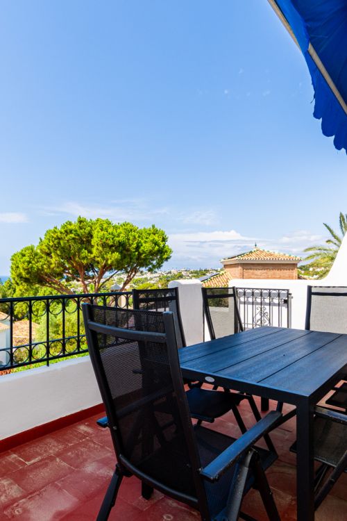 Renovated Corner Townhouse with Panoramic Sea Views & Independent Studio