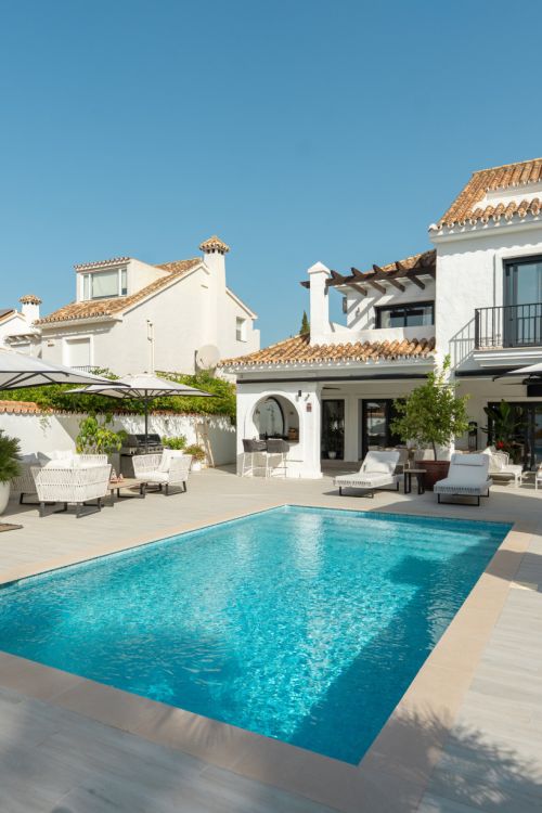 Villa te koop in Parcelas del Golf, Nueva Andalucia