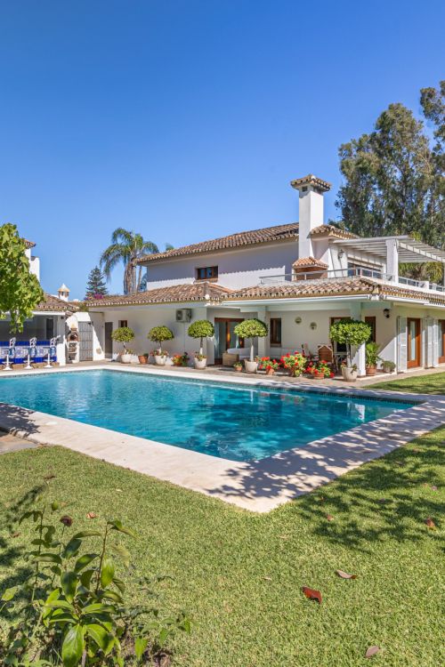 Villa for sale in Costalita, Estepona East