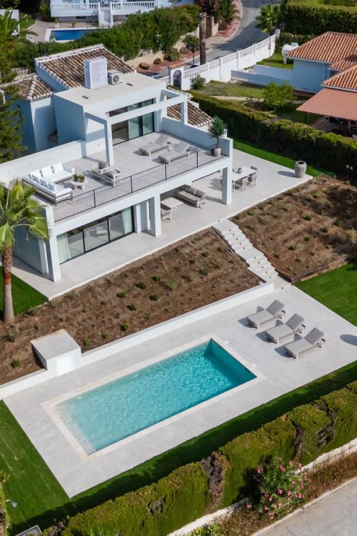 Villa Mediterránea Totalmente Reformada con Vistas al Mar en Elviria - Marbella Este