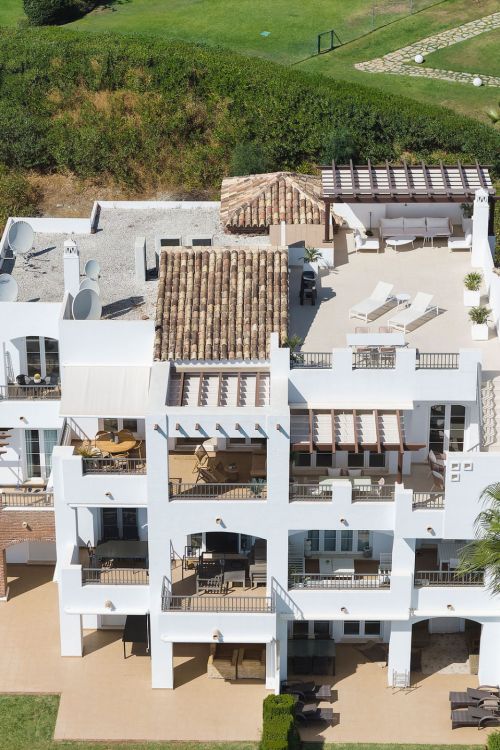 Welcome to this stunning and fully renovated penthouse with panoramic views over Higueral Golf, the mountains and the sea!